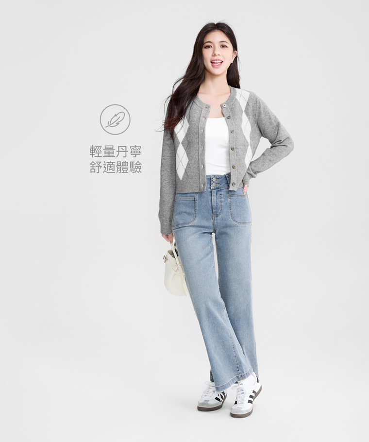 輕量排釦高腰牛仔寬褲-女 - 專為夏天打造的輕量牛仔布料結合高品質萊卡彈性纖維，輕薄親膚且具彈性。