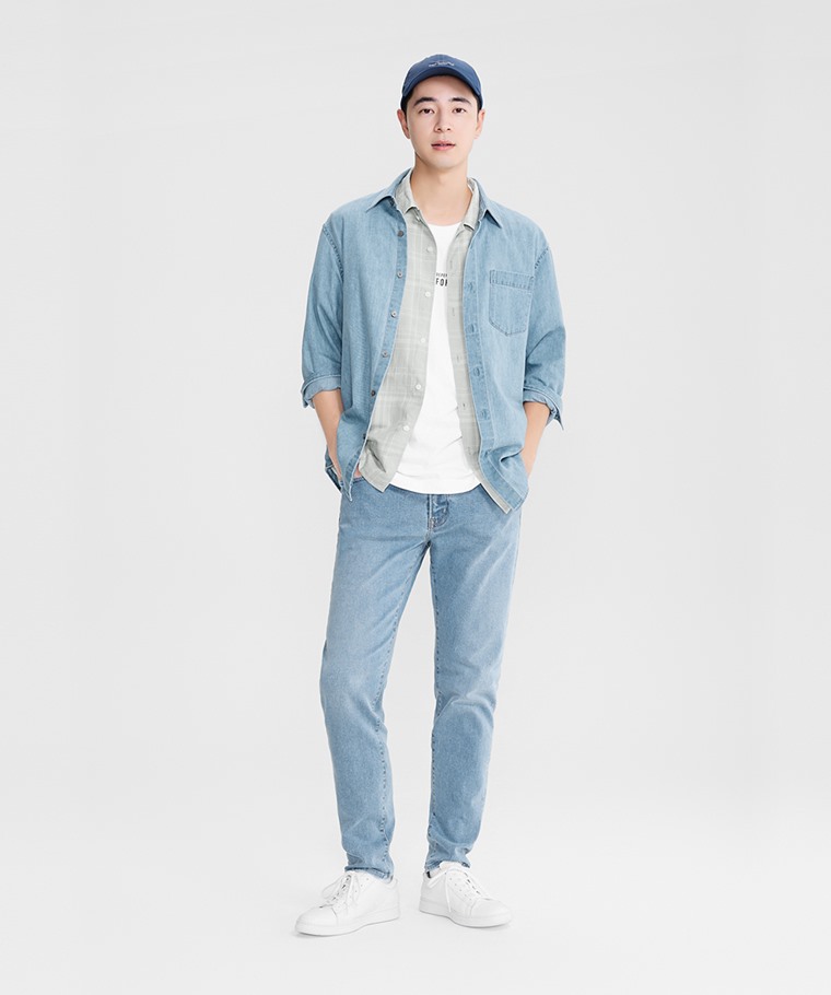 特彈Skinny Fit窄管牛仔褲-男 - 布料經專業水洗工藝，洗淨雜質，呈現自然色澤與柔軟觸感。