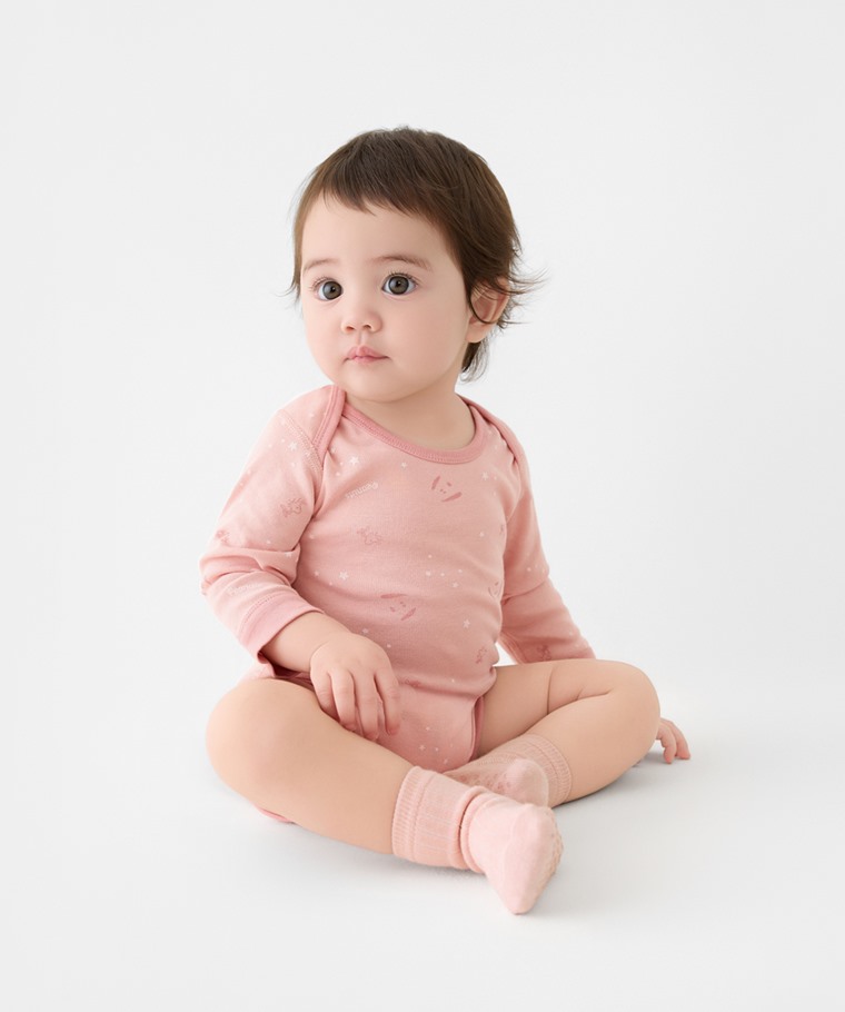 秋冬嬰幼兒新品：Baby · 史努比系列純棉羅紋印花包臀衣,Baby · 寬羅紋中筒襪(3入)