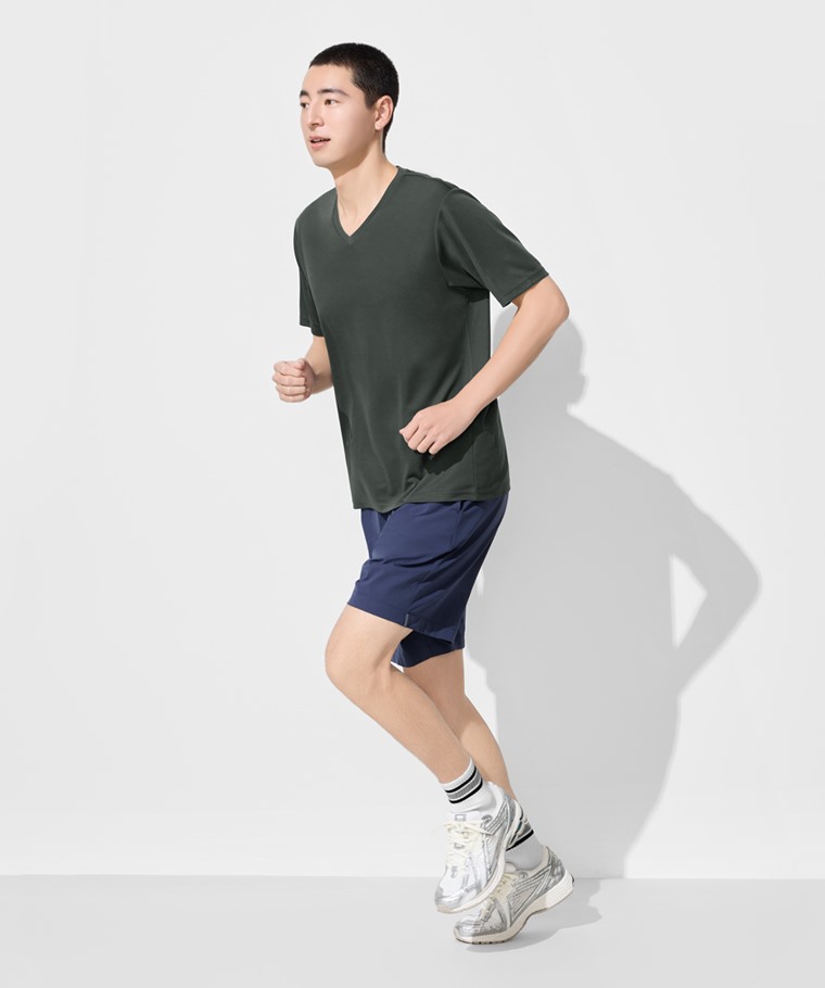 運動精選系列：男 · 吸排V領T恤,男 · 吸排彈性網眼短褲,男 · 羅紋配條中筒襪