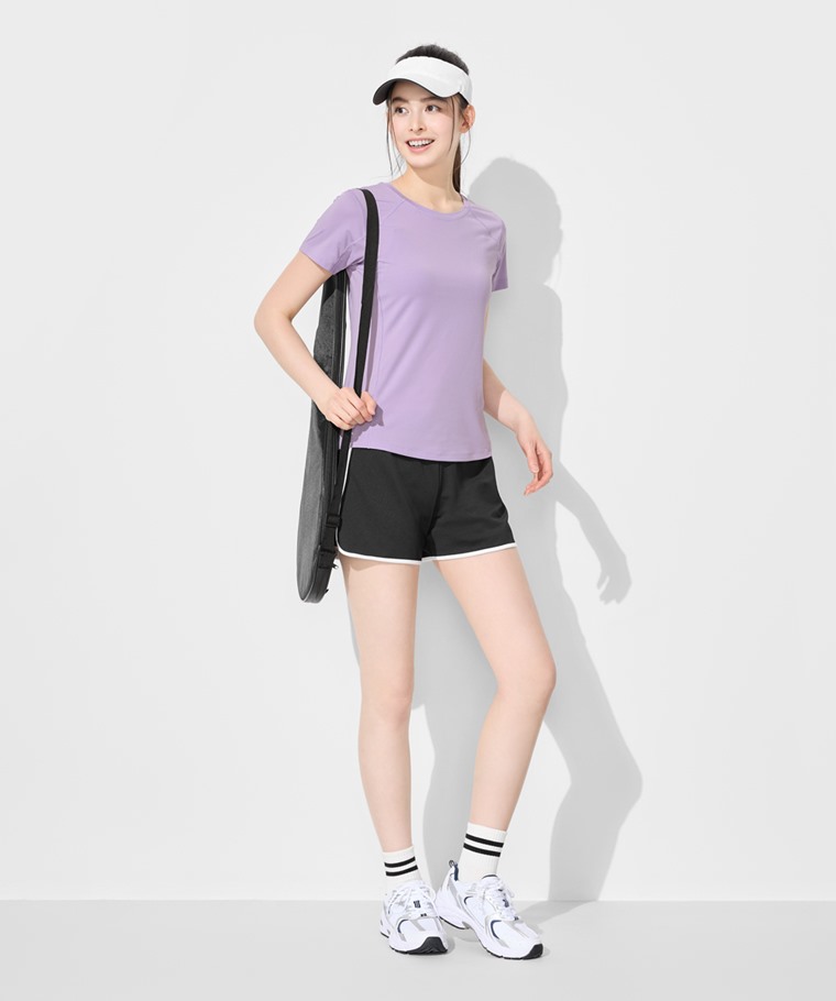 運動精選系列：女 · 吸排網眼短袖T恤,女 · 羅紋配條中筒襪,女 · 運動配色短褲