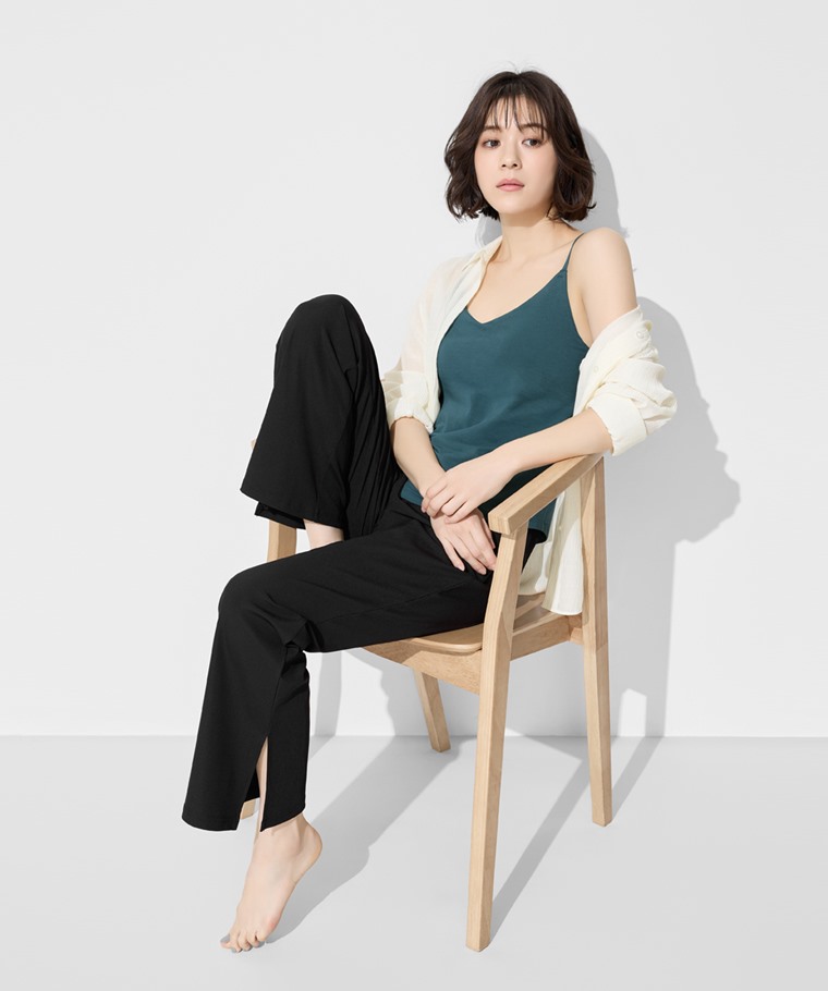 宅家舒適家居系列：女 · Bra V領細肩帶背心,女 · 細褶紋理寬版襯衫,女 · 輕涼羅紋側開衩長褲