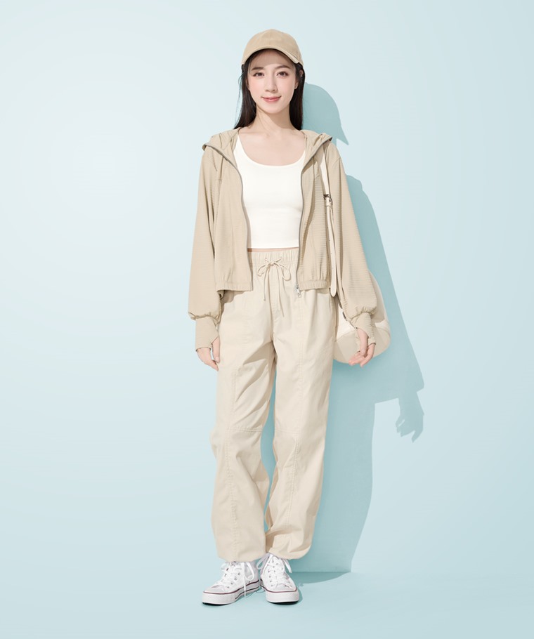 涼感抗UV機能寬短版連帽外套-女 - UPF 40+高效防曬，阻隔90%以上紫外線，給肌膚更全面的守護。