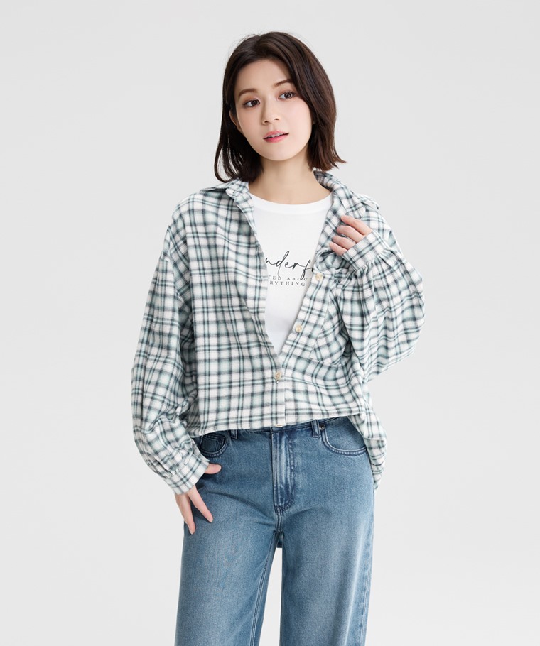 法蘭絨格紋寬鬆長版襯衫-女 - 優雅格紋豐富視覺層次，散發迷人氣息。
