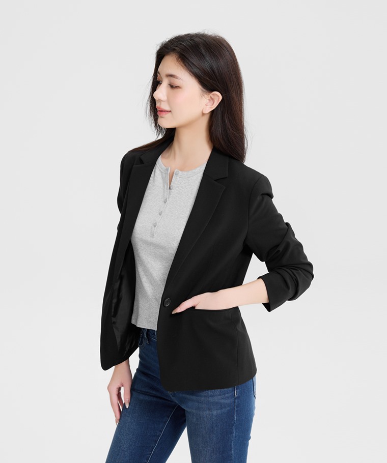 彈性西裝外套-女 - 輕墊肩設計，展現立體肩部線條，修身舒適。