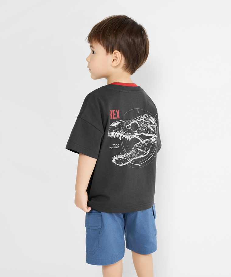 Jurassic World寬版印花T恤-01-童 - 寬版剪裁設計，打造率性休閒風格。