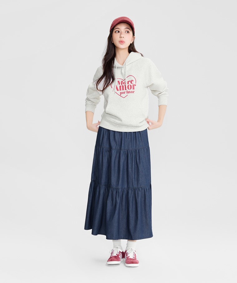 軟牛仔蛋糕長裙-女 - 經典蛋糕長裙剪裁，展現豐富層次與優雅輪廓。