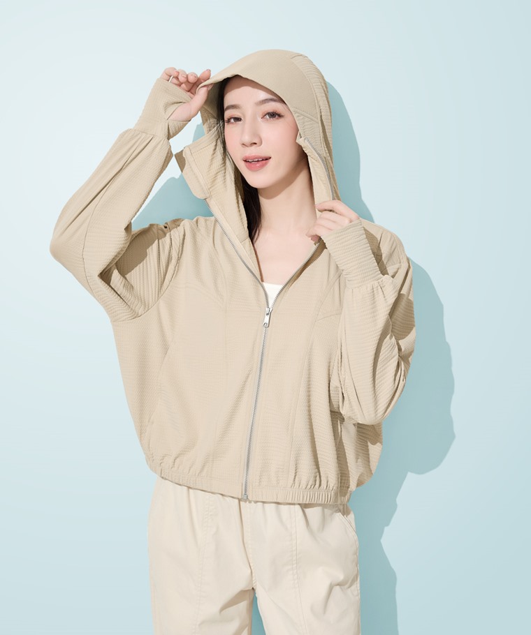 涼感抗UV機能寬短版連帽外套-女 - 具良好吸汗速乾，彈力舒適自在好動，柔軟親膚，維持肌膚乾爽。