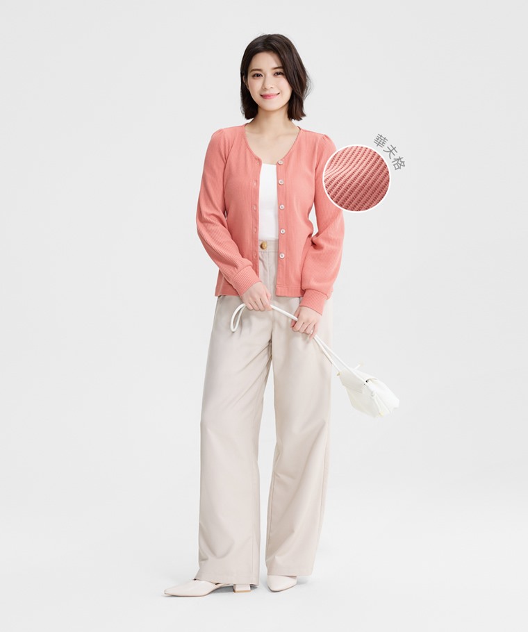 華夫格V領排釦長袖上衣-女 - 華夫格布料呈現立體紋理，提升整體質感。