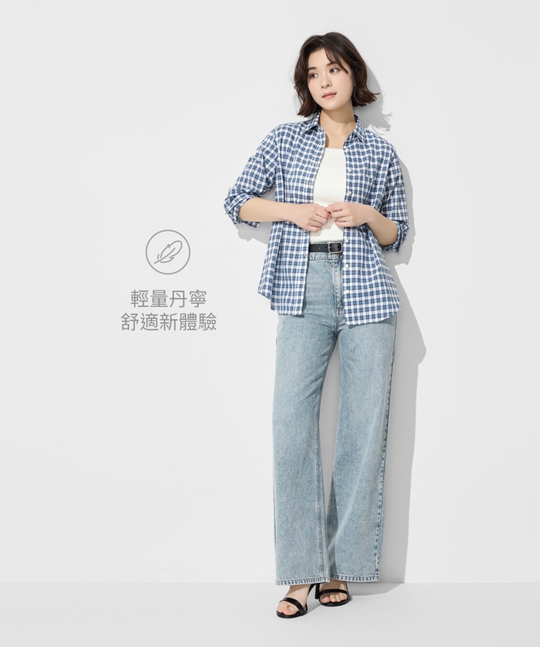 輕量排釦高腰牛仔寬褲-女 - 舒適棉感布料經專業水洗工藝，洗淨雜質，呈現自然色澤。