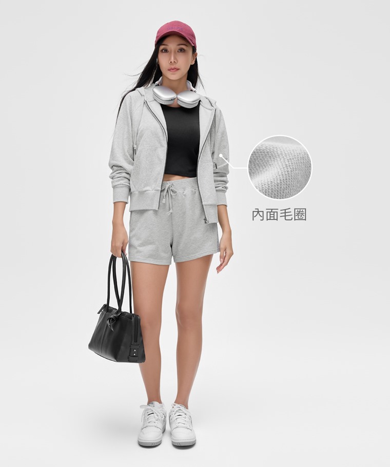 小毛圈口袋短褲-女 - 舒適棉感布料搭配內面毛圈織法，手感細緻柔軟，親膚透氣。