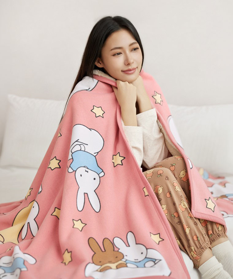 Miffy and Friends長刷毛單人蓋毯-中性款 - 雙面材質設計，細緻柔軟的Fleece布料結合蓬鬆長刷毛面，觸感溫暖舒適。