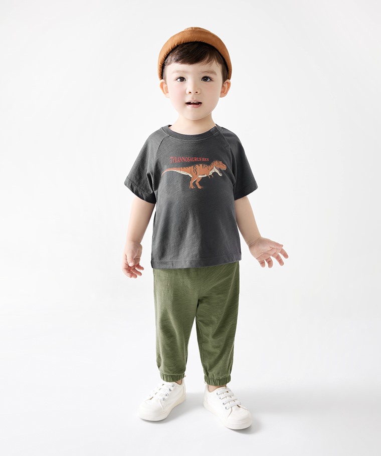 竹節棉寬鬆恐龍印花T恤-Baby - 寬鬆版型設計，穿著舒適自在。