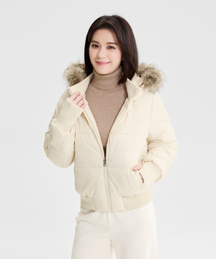 鋪棉短版連帽外套-女 - 內層手工填充蓬鬆棉花，輕盈不厚重，如羽絨般的溫暖體驗。