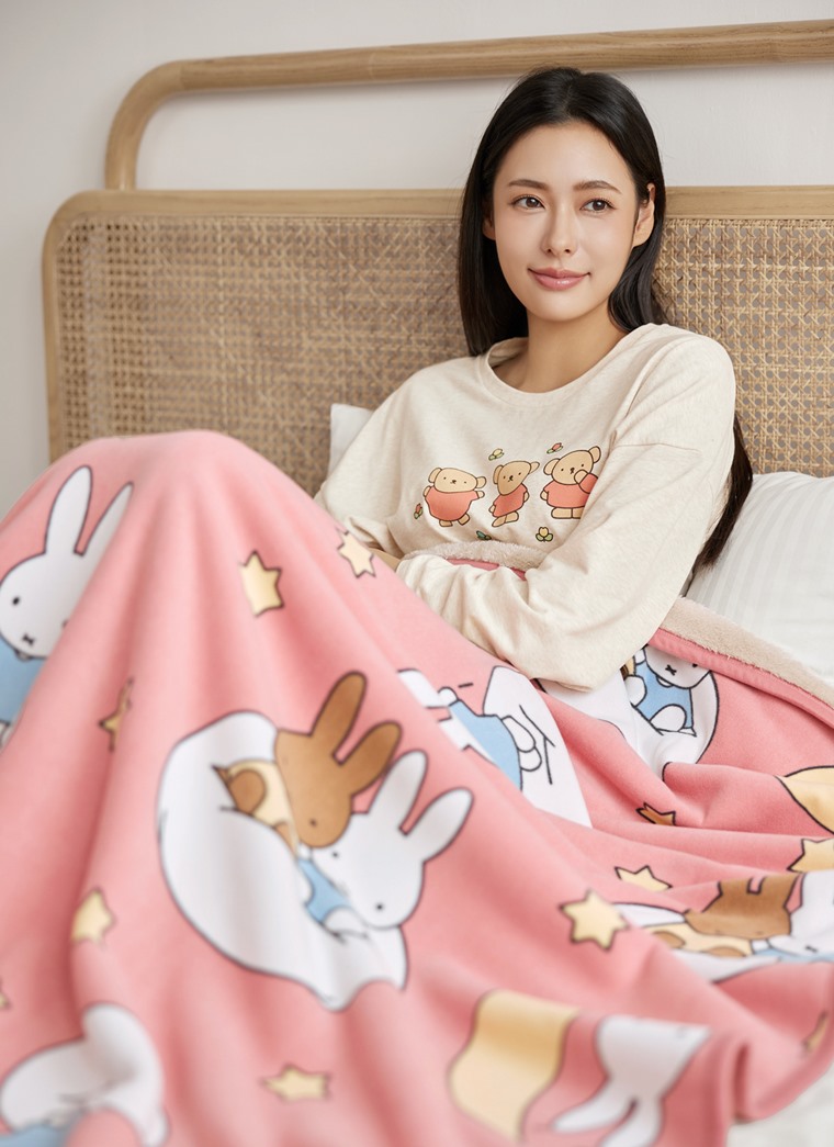 Miffy and Friends長刷毛單人蓋毯-中性款 - 附有專屬收納袋，方便換季時防塵整理，外出露營或旅行攜帶也便利。