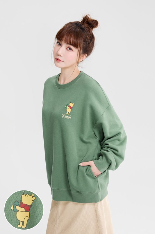 迪士尼系列刷毛寬長版口袋印花圓領衫-12-女