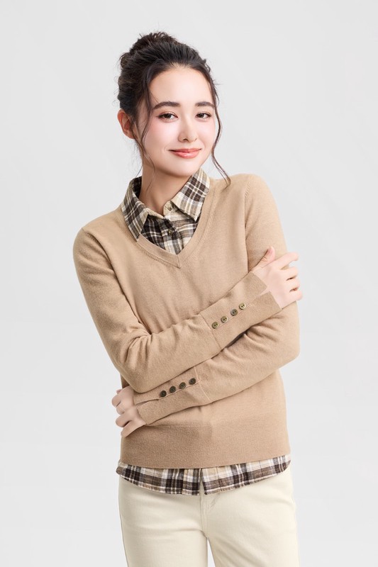 柔軟V領鈕釦毛衣-女